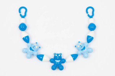 Bir çocuk için beyaz ve mavi bir çıngırak. Bebek arabası için tıkırtı süspansiyonu