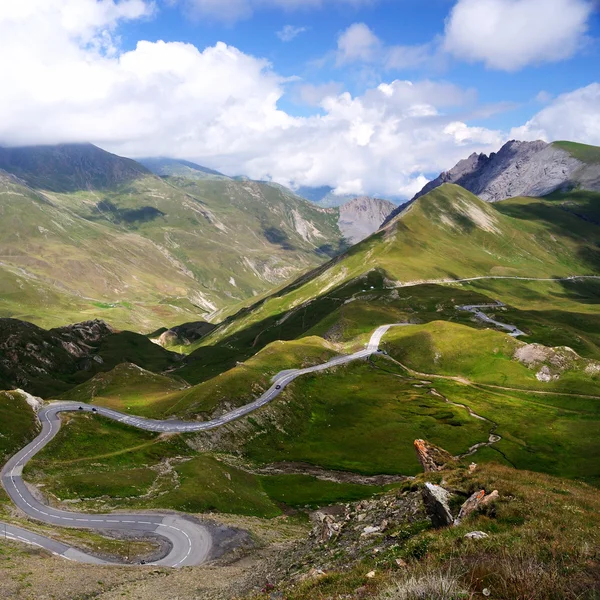 Paisagem pitoresca dos Alpes com estrada de montanha — Fotografia de Stock