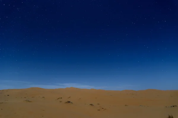 A csillagok éjszaka a homokdűnékre, Marokkó — Stock Fotó