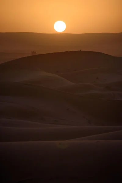 Sonnenuntergang über den Dünen, Marokko, Sahara-Wüste — Stockfoto