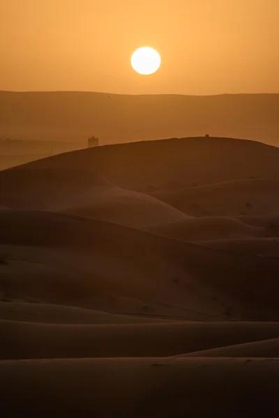 Sonnenuntergang über den Dünen, Marokko, Sahara-Wüste — Stockfoto