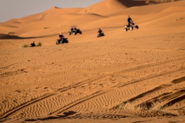 Sahra Çölü dörtlü. Merzouga, Tarık.
