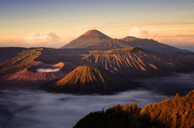Endonezya Bromo yanardağ