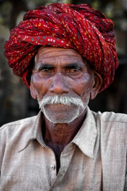 Pushkar, Hindistan - 03 Mart 2013: Tanımsız adam renkli Türban portre bıyıklı
