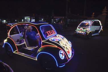Yogyakarta, Endonezya, 26 Haziran 2014: Tanımsız adam kuşlara Yogyakarta, Java, Endonezya Pasar Ngasem pazarda satıyor.