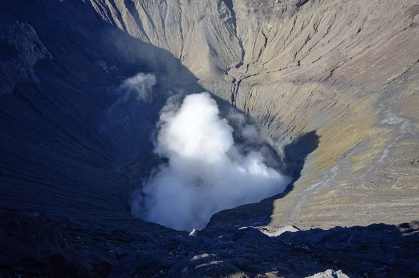 Crater of the Bromo volcano in Indonesia — Stock Photo, Image