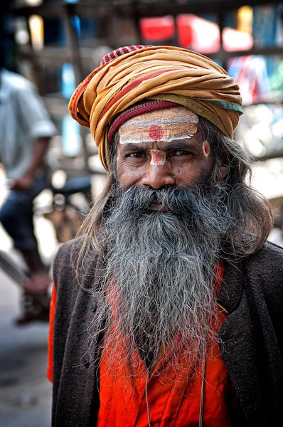 Delhi, Indie - Marzec 28, 2012: Portret niezdefiniowany sadhu człowiek z wielką brodą i turban — Zdjęcie stockowe