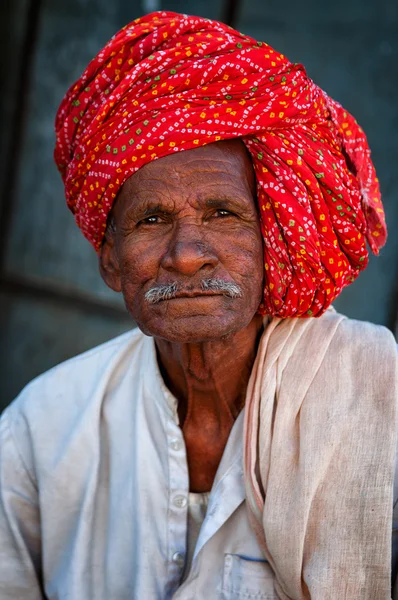 Puszkar, Indie - 03 marca 2013: Undefined człowiek z wąsem w kolorowym turbanie portret — Zdjęcie stockowe