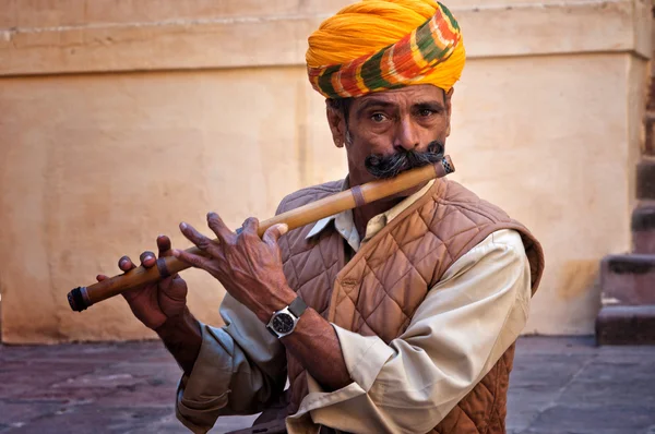 Йодхпур, Индия - 28 февраля 2013 года: Неопределенный человек играет на флейте в форте Джодхпур — стоковое фото