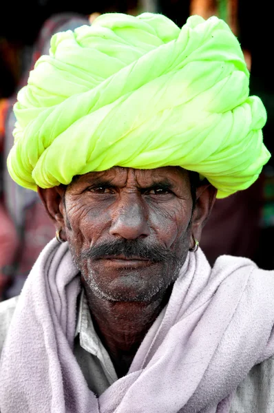 Puszkar, Indie - 03 marca 2013: Undefined człowiek z wąsem i kolorowym turbanie portret — Zdjęcie stockowe