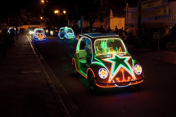 Yogyakarta, indonesien - 25. juni 2014: undefinierte menschen mit spaß auf den spielzeugautos Stockfoto