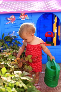 Bahçedeki küçük kız