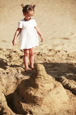 Kumsaldaki küçük kız