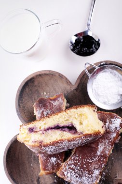 Tatlı çörekler ve bardak süt