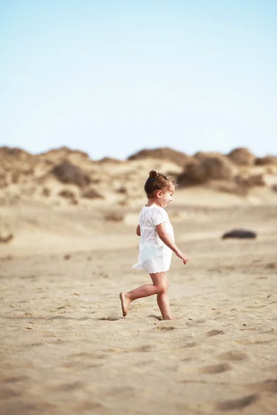 Bambina sulla spiaggia di sabbia — Foto Stock