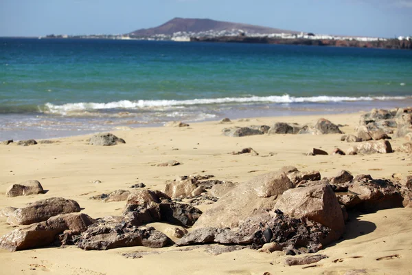 Playa de arena y mar azul — Foto de Stock