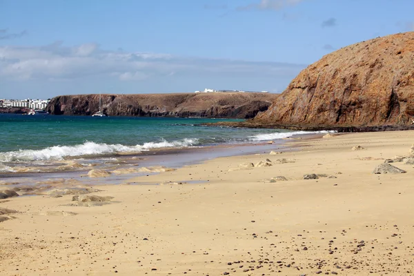 Spiaggia sabbiosa e mare blu — Foto Stock