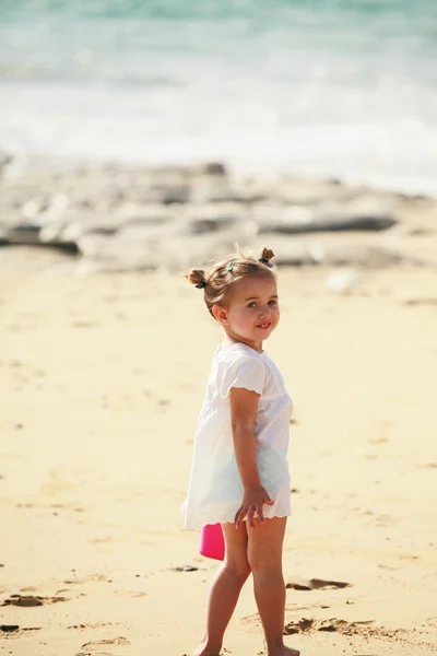 Little girl playing on beach — Stock Photo, Image