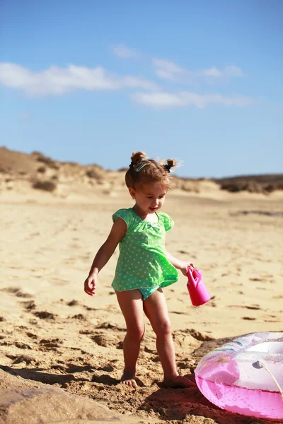 Liten flicka som leker på stranden — Stockfoto