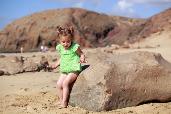 Menina na praia arenosa — Fotografia de Stock