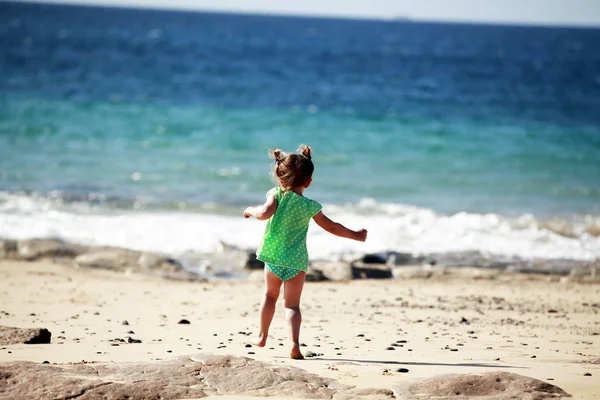 Menina na praia arenosa — Fotografia de Stock