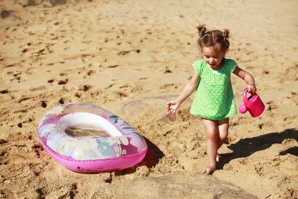 Little girl playing on beach — Stock Photo, Image