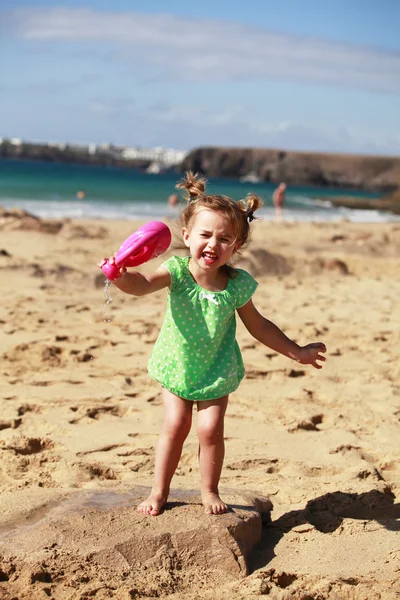 Little girl playing on beach — Stock Photo, Image