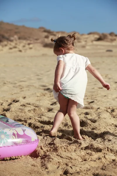 Little girl on sandy beach — Stock Photo, Image