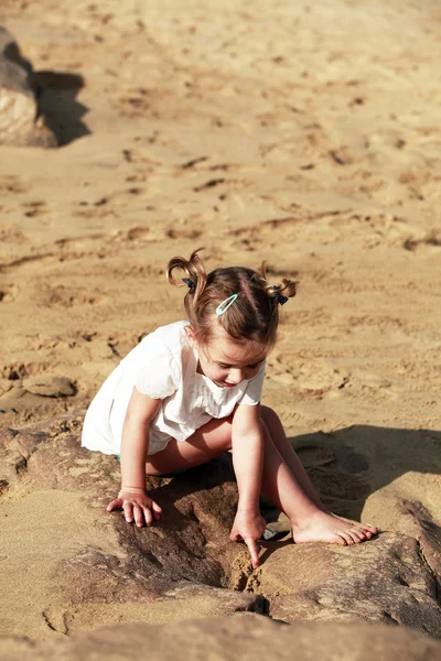 Little girl on sandy beach — Stock Photo, Image