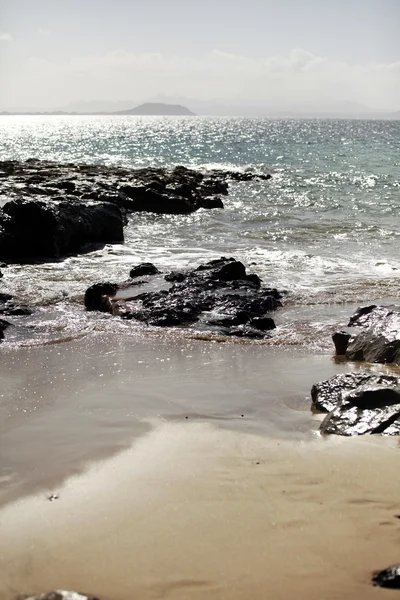 Sandy beach and blue sea — Stock Photo, Image