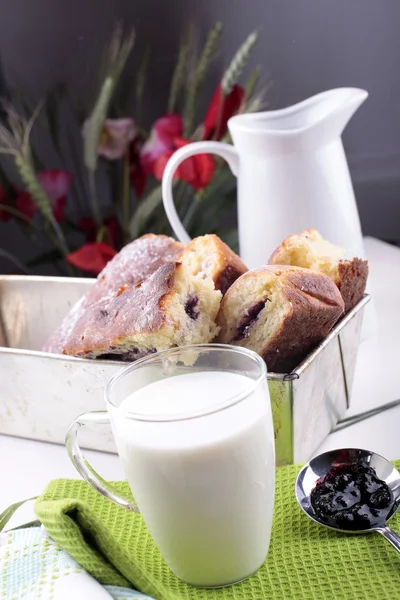 Sweet buns and glass of milk — Stock Photo, Image