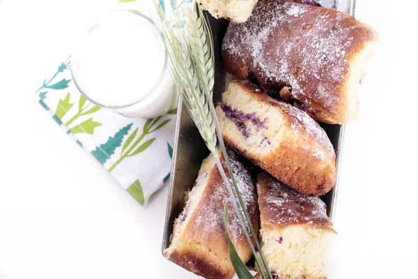 Sweet buns and glass of milk — Stock Photo, Image