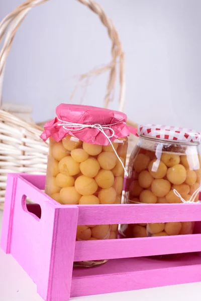 Κομπόστα φρούτων σε ροζ κουτί Royalty Free Εικόνες Αρχείου