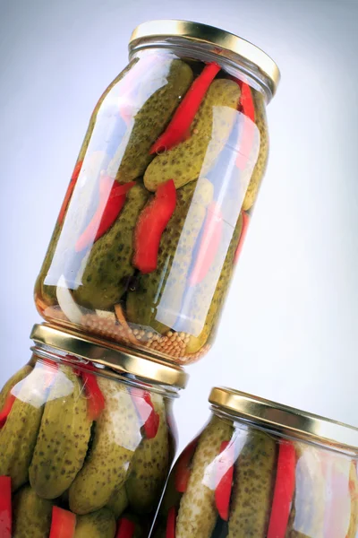 Мариновані огірки з червоним перцем — стокове фото