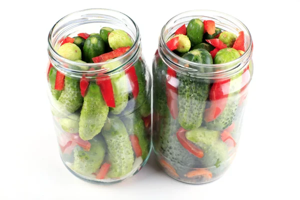Komkommers in glazen pot — Stockfoto