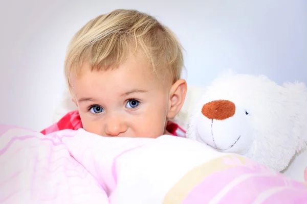 Bébé fille avec ours en peluche — Photo