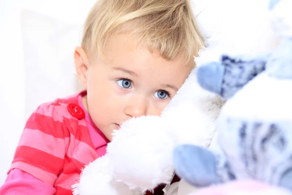 Mädchen mit Teddybär — Stockfoto