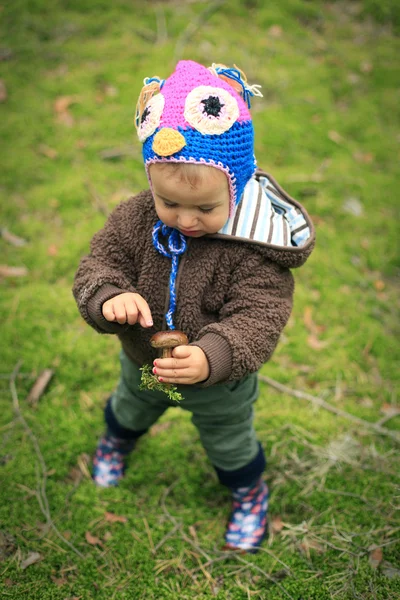 Baby holding mushroom — Stock Photo, Image