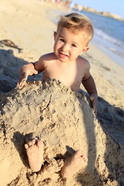 Baby girl playing in sand — Stock Photo, Image