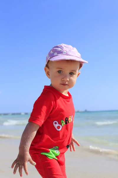 Carino bambina sulla spiaggia di sabbia — Foto Stock