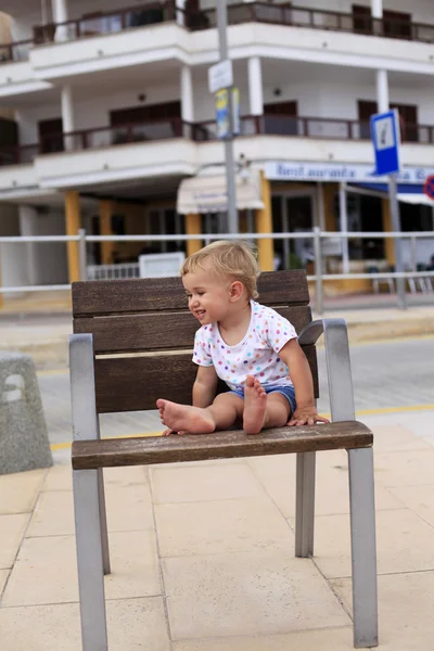 Bebê menina sentado no banco — Fotografia de Stock