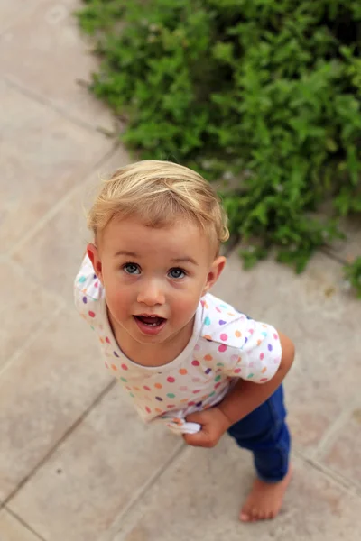 Meisje van de baby opzoeken — Stockfoto