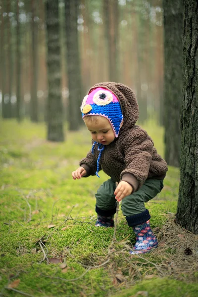 Baby flicka i skogen Stockbild