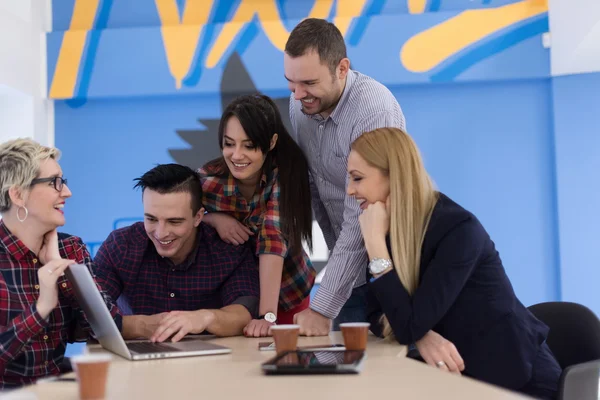 Opstarten bedrijf team op de bijeenkomst in moderne kantoren — Stockfoto