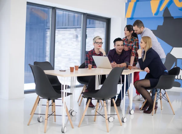 Команда стартапов на встрече в современном офисе — стоковое фото