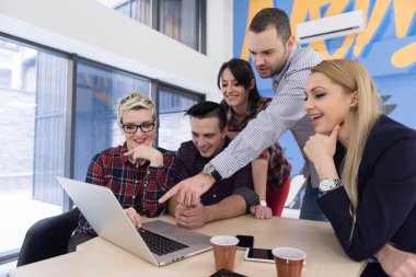 başlangıç iş takım modern ofis toplantıda üzerinde
