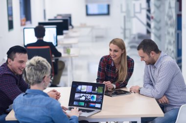 başlangıç iş takım modern ofis toplantıda üzerinde