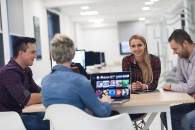 başlangıç iş takım modern ofis toplantıda üzerinde