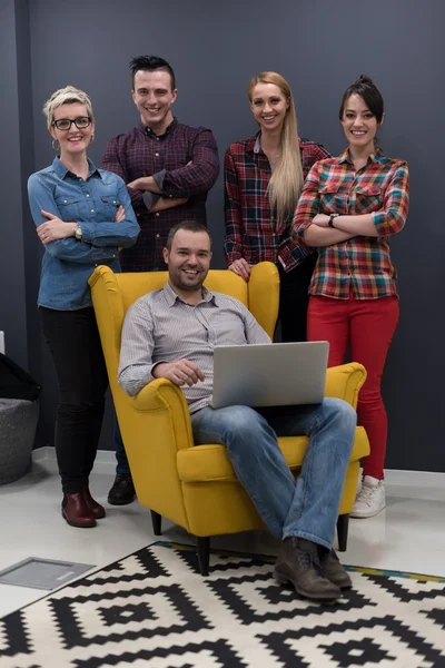 Retrato de grupo de pessoas de negócios no interior de escritório moderno — Fotografia de Stock