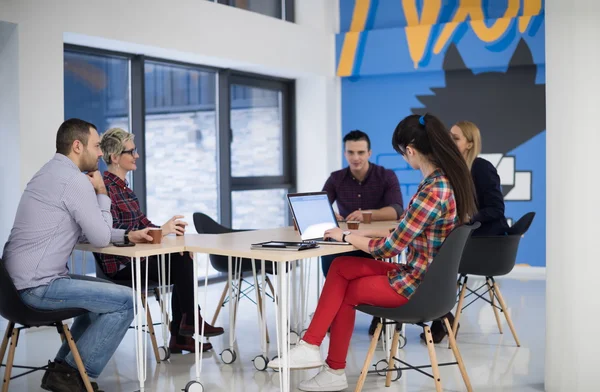 Equipo Negocios Inicio Reunión Oficina Brillante Moderna Lluvia Ideas Interior — Foto de Stock